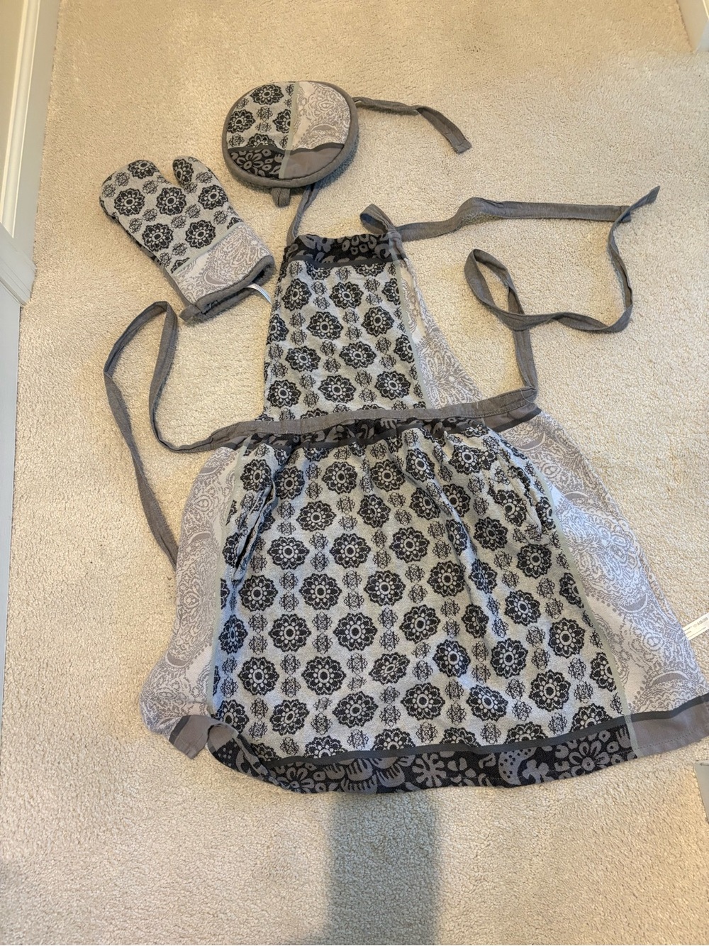 ANTHROPOLOGIE Floral Gray and Black Kitchen Apron Set